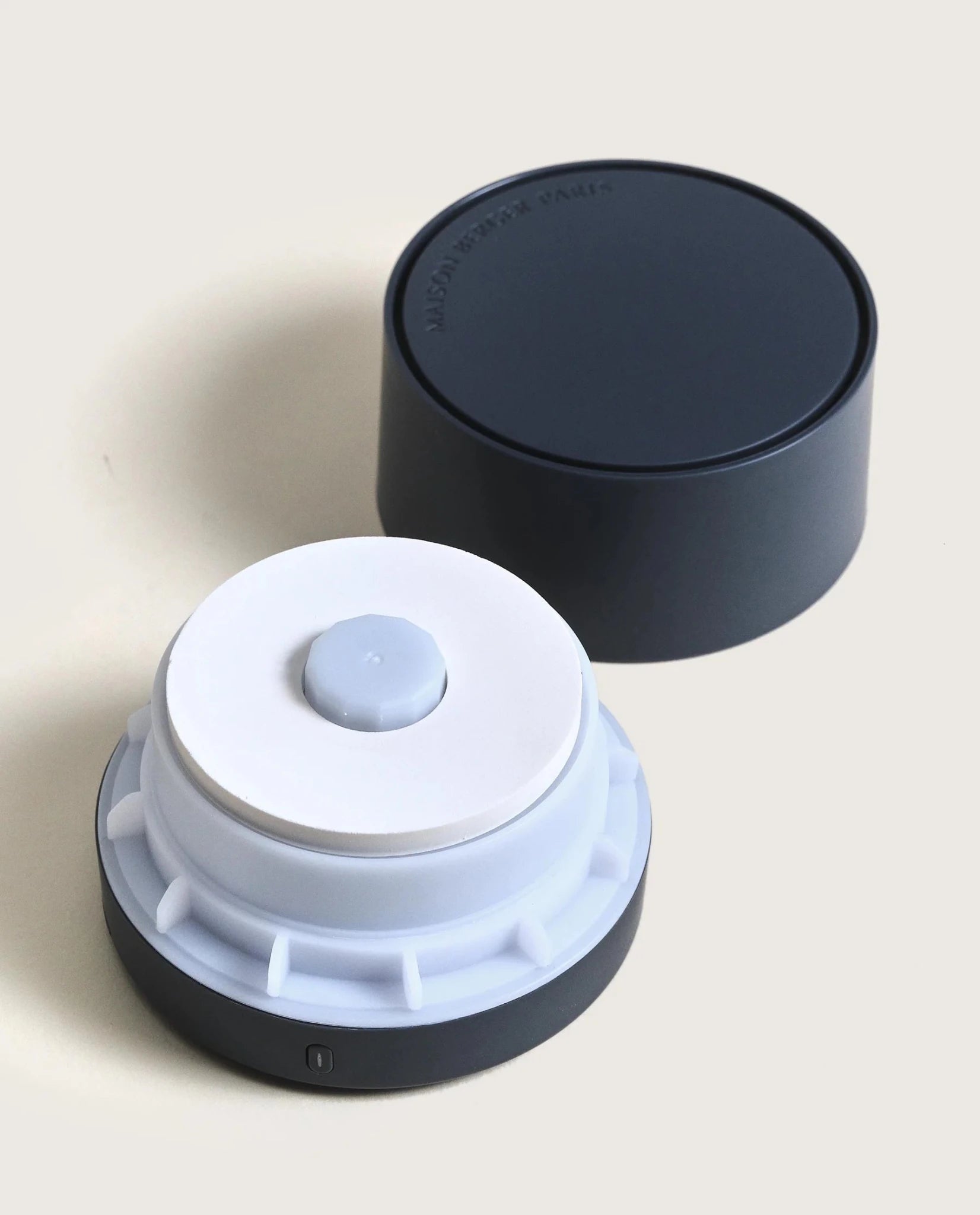 Portable Aroma Diffuser Nomade Grau - Pudriger Amber von Maison Berger