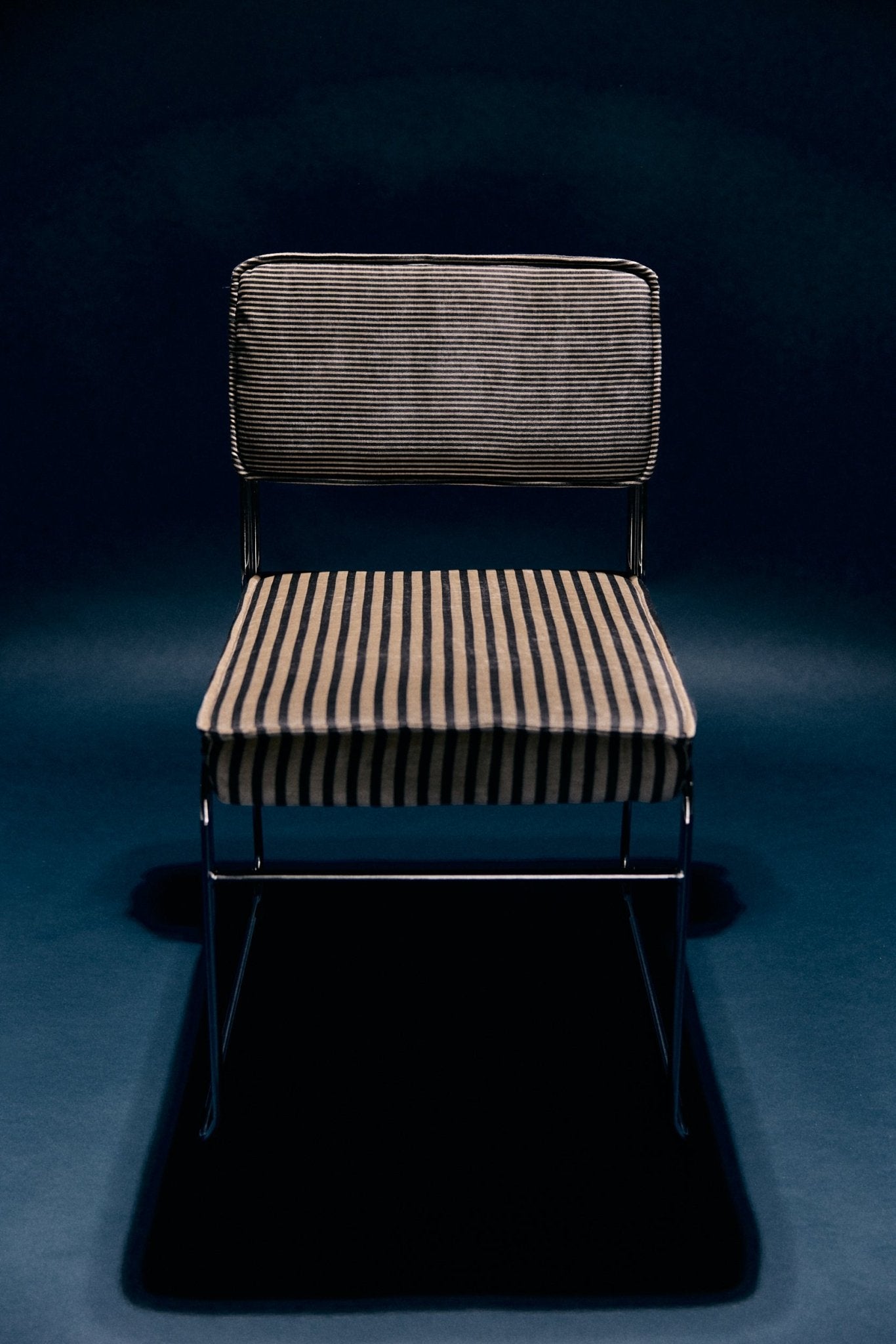 Endless dining chair: stripe, monochrome von HKliving