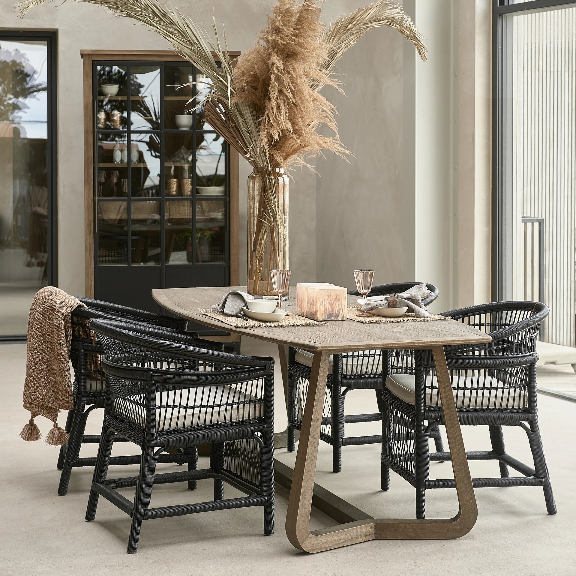 https://dam.dutchinterior.com/riviera-maison/collection/tafels/455360/1920/455360-9.webp