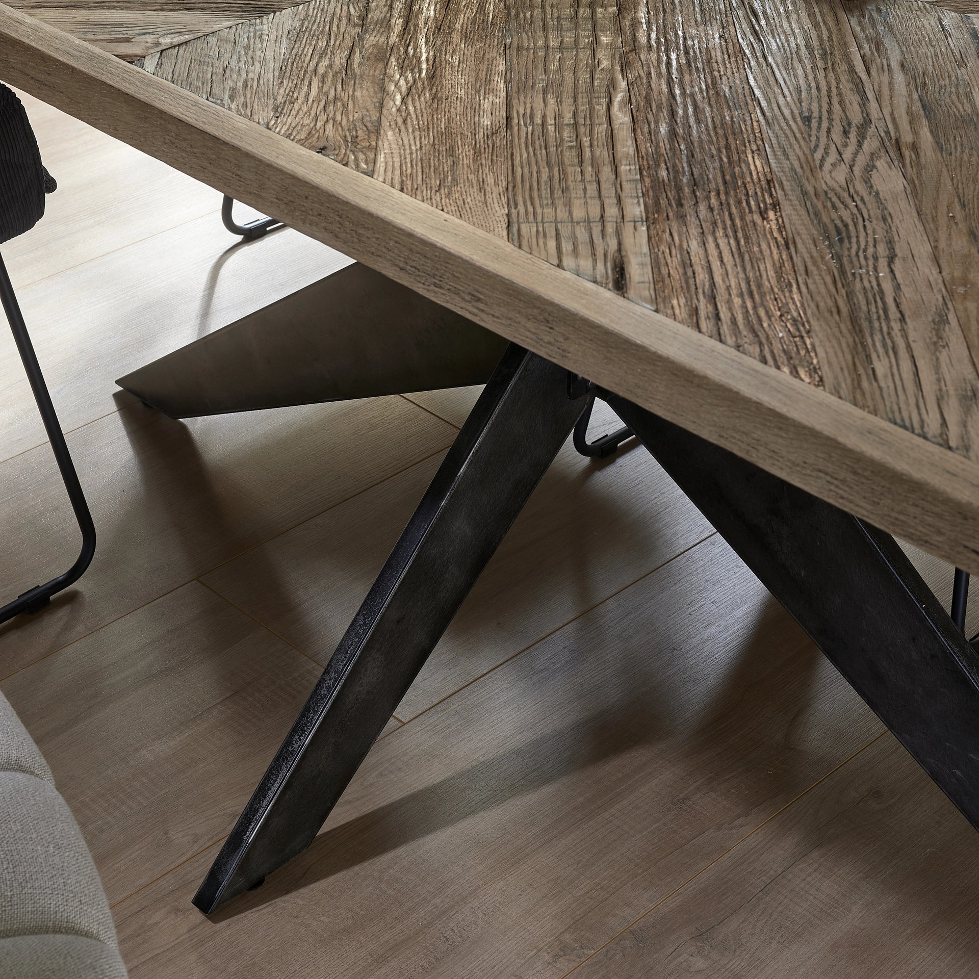https://dam.dutchinterior.com/riviera-maison/collection/tafels/468490/1920/468490-5.webp