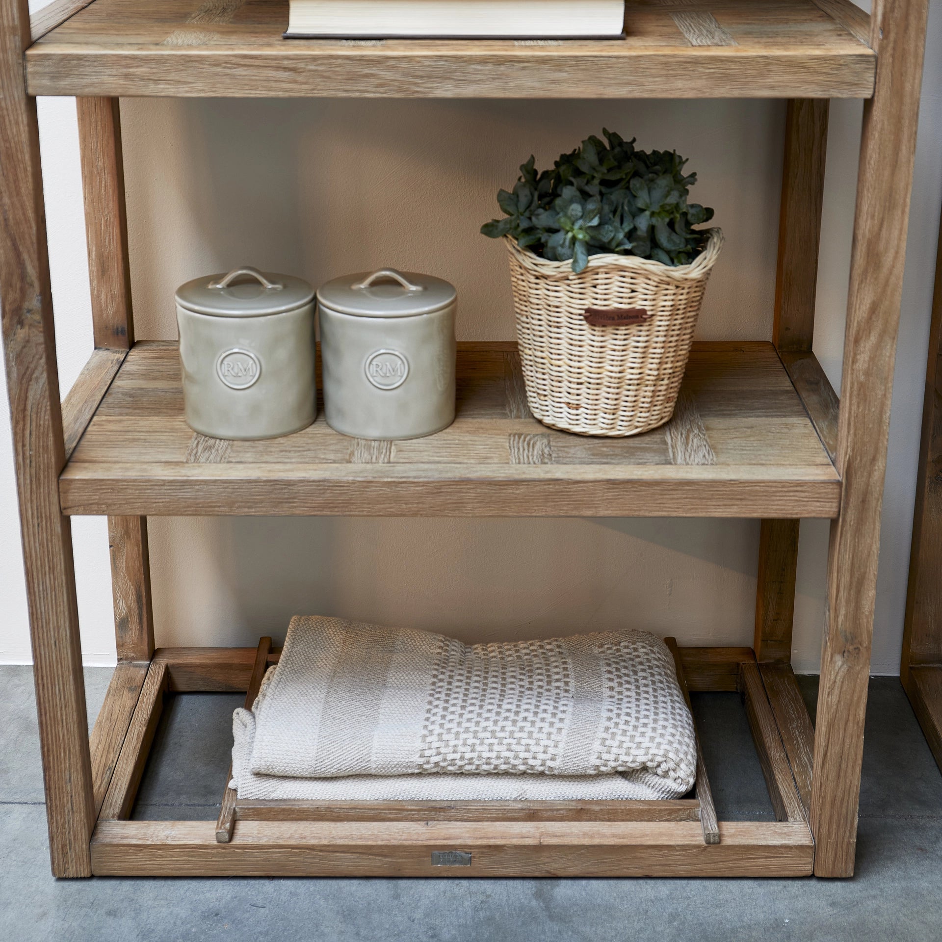 https://dam.dutchinterior.com/riviera-maison/collection/kasten/532680/1920/532680-5.webp