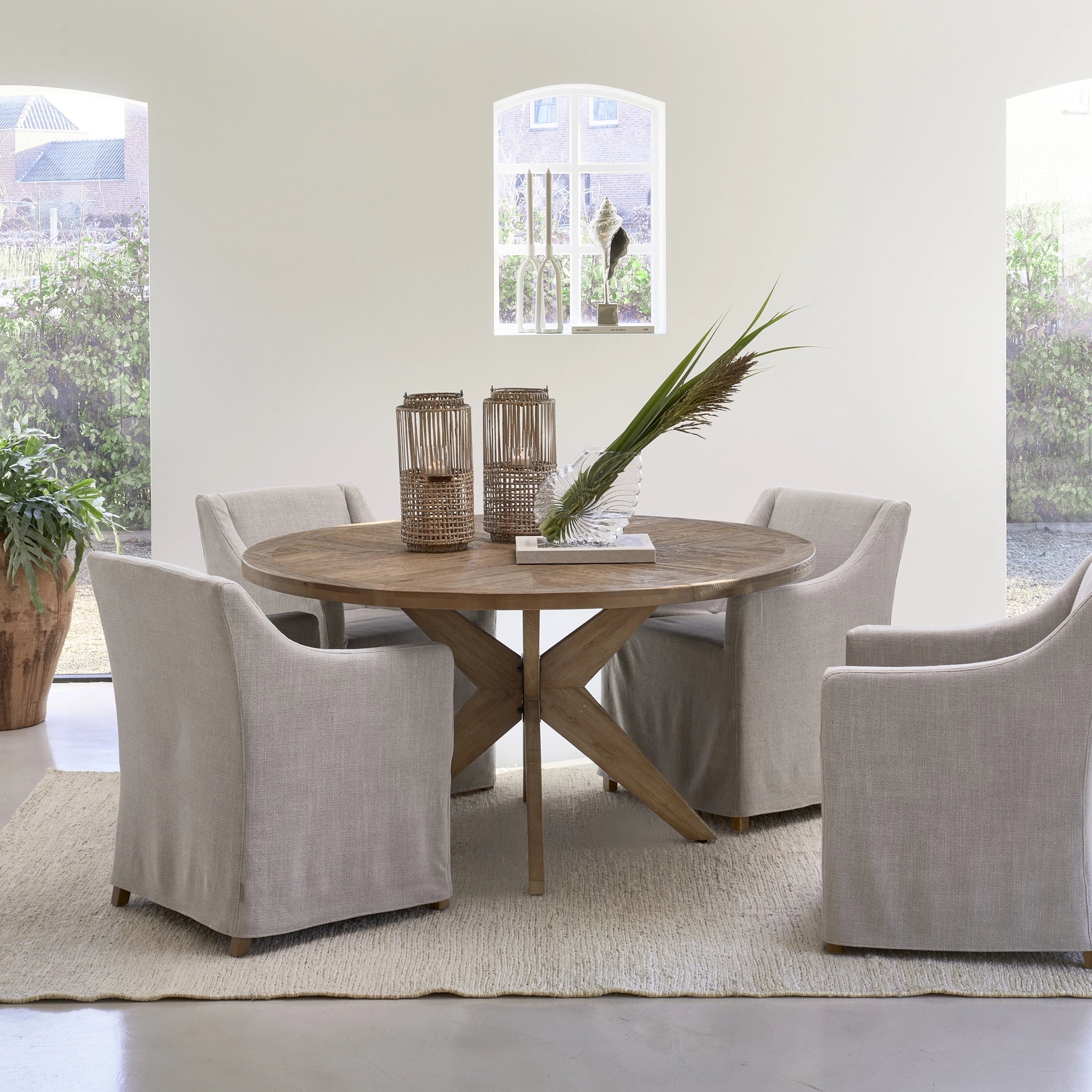 https://dam.dutchinterior.com/riviera-maison/collection/tafels/532940/1920/532940-5.webp