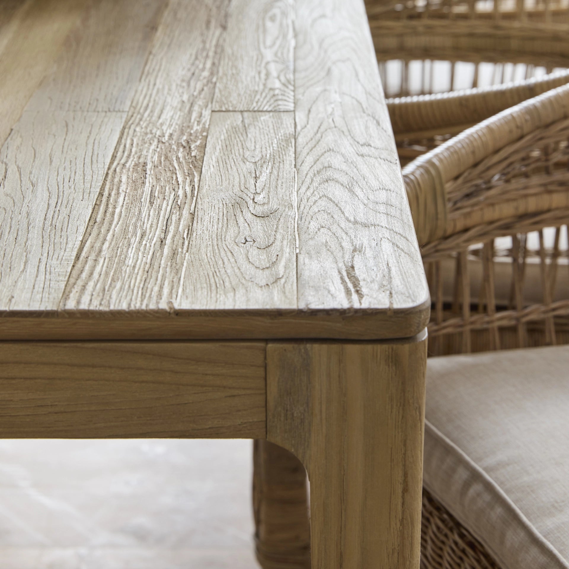 https://dam.dutchinterior.com/riviera-maison/collection/tafels/543810/1920/543810-7.webp