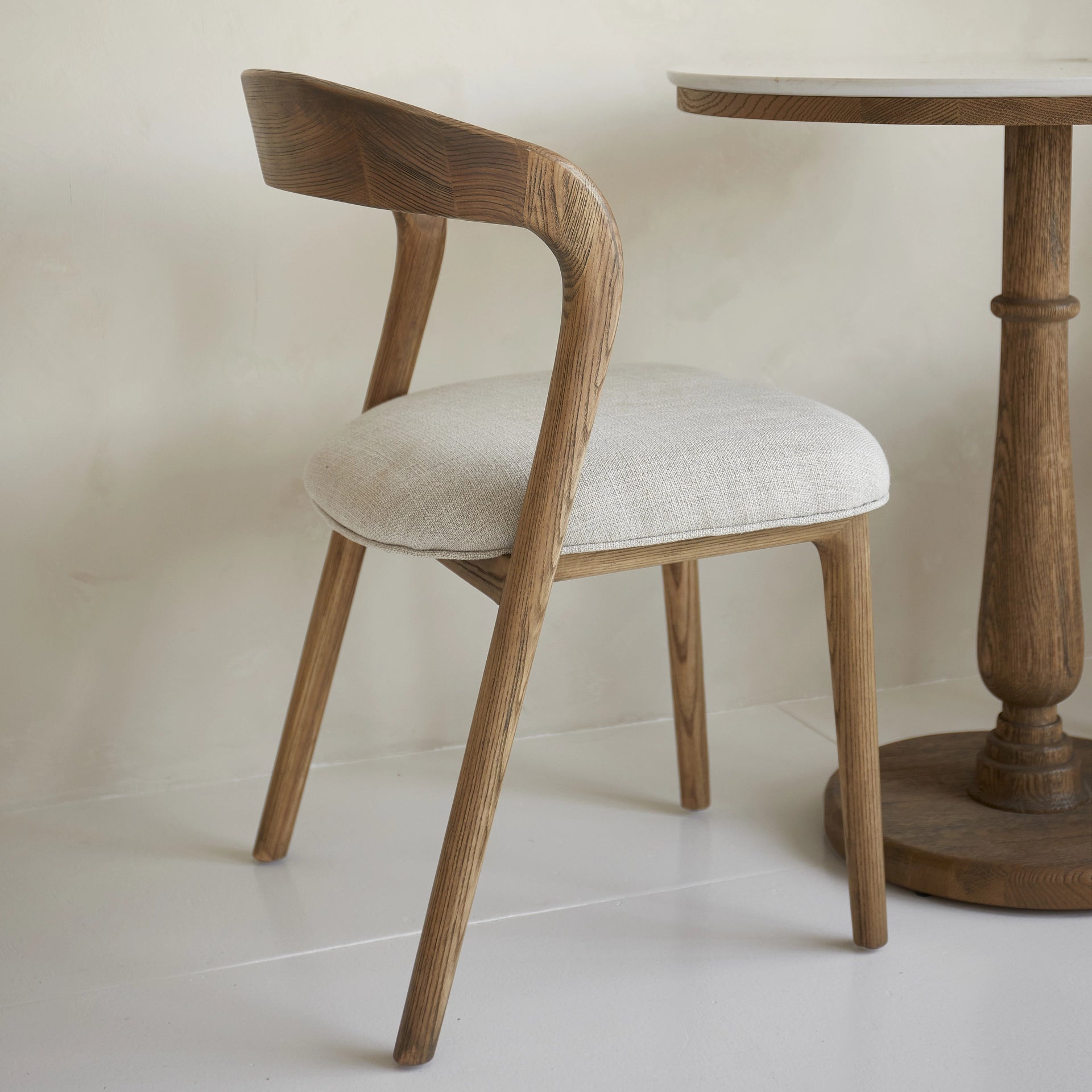 https://dam.dutchinterior.com/riviera-maison/collection/stoelen-bankjes/562120/1920/562120-8.webp