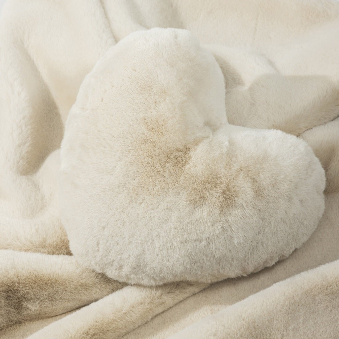 Kissen Heather Alba Heart Faux Fur Kissen Off White von Rivièra Maison