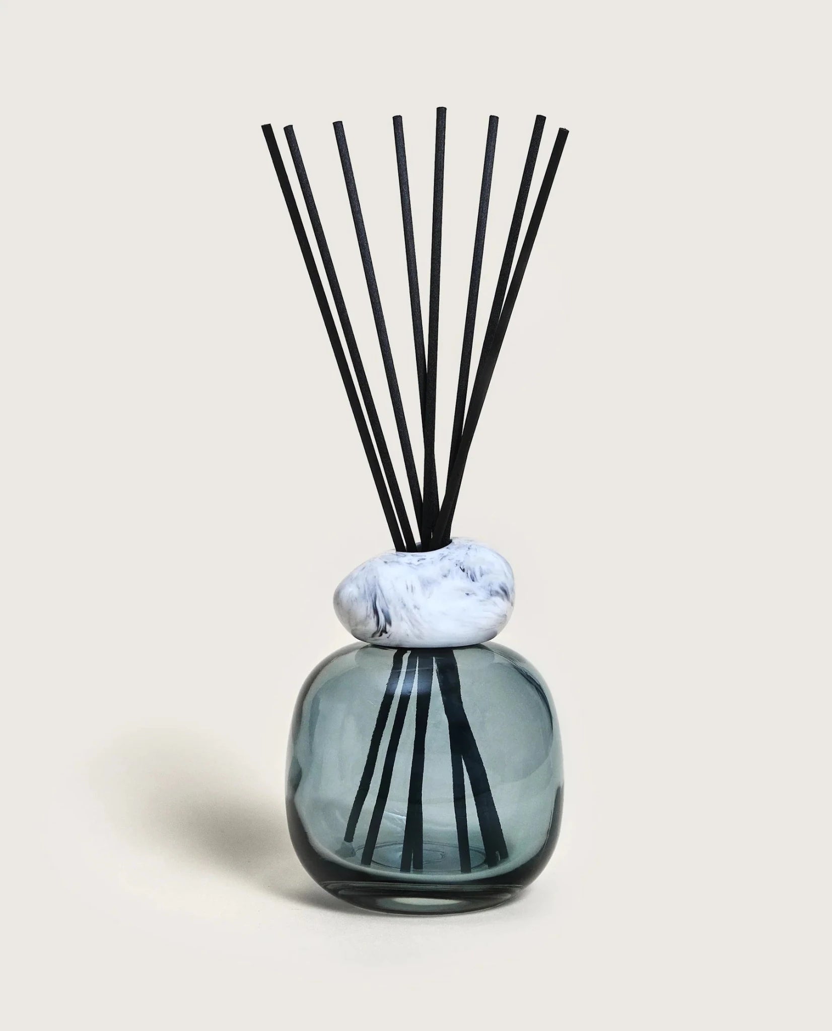 Raumduft Diffuser Mineral Blau/Weiß - Aromatischer Weißer Tee von Maison Berger
