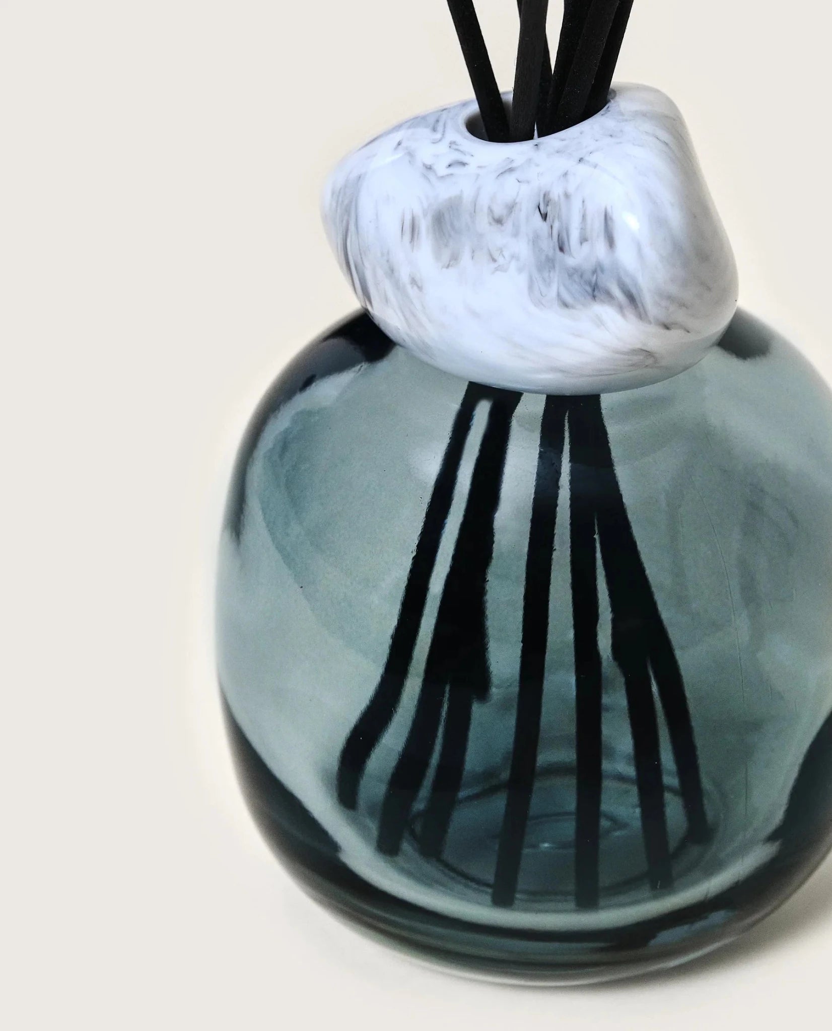 Raumduft Diffuser Mineral Blau/Weiß - Aromatischer Weißer Tee von Maison Berger