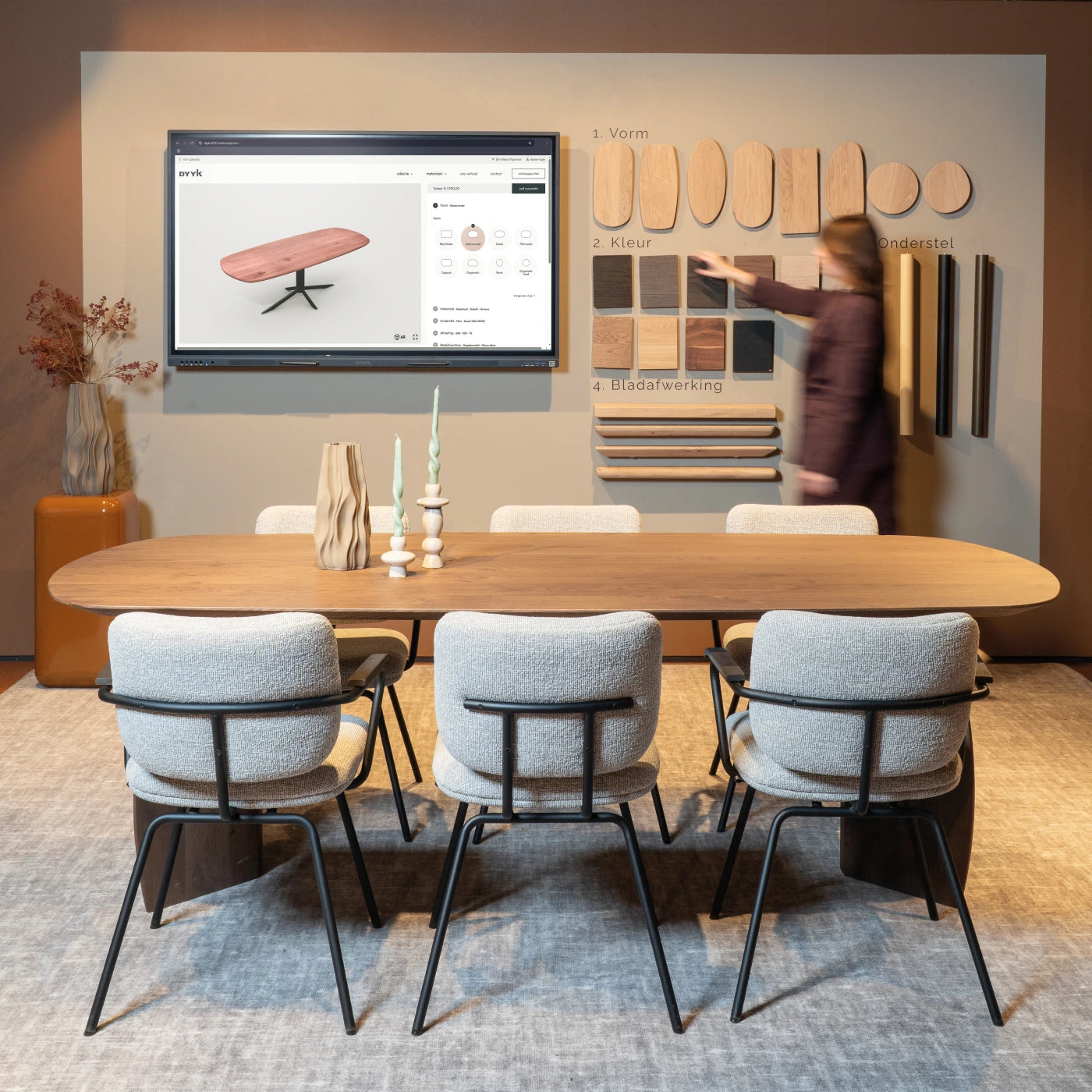 My Dutch Living Room
Tischkonfigurator
Entdecke den neuen 3D-Tischkonfigurator von Dyyk – damit gestaltest du im Handumdrehen deinen persönlichen Wunschtisch. Wähle Form, Material, Oberfläche und Gestell und passe jedes Detail nach deinen Vorstellungen an. In der interaktiven Vorschau siehst du sofort, wie dein Tisch wirkt und wie er in dein Zuhause passt – unkompliziert, inspirierend und ganz nach deinem Stil.