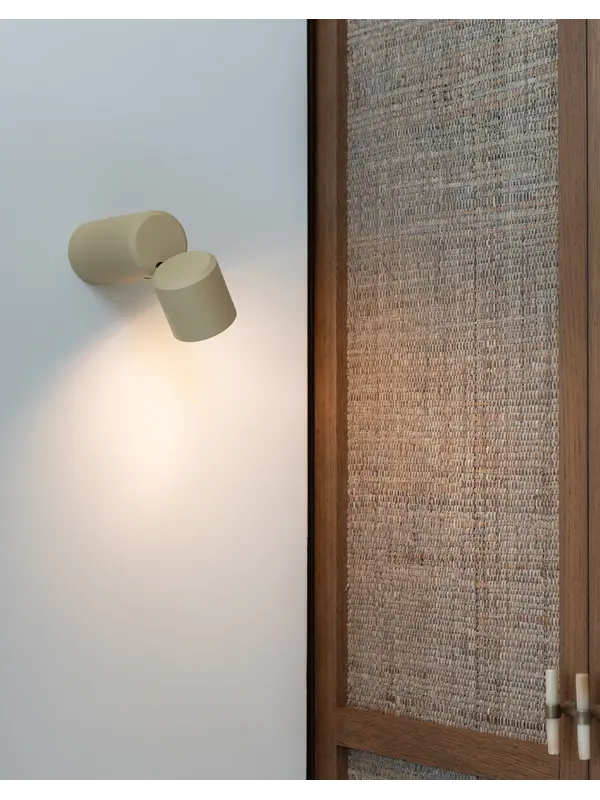 https://cdn.webshopapp.com/shops/321911/files/488029016/600x800x2/its-about-romi-its-about-romi-wand-tafellamp-milan.jpg