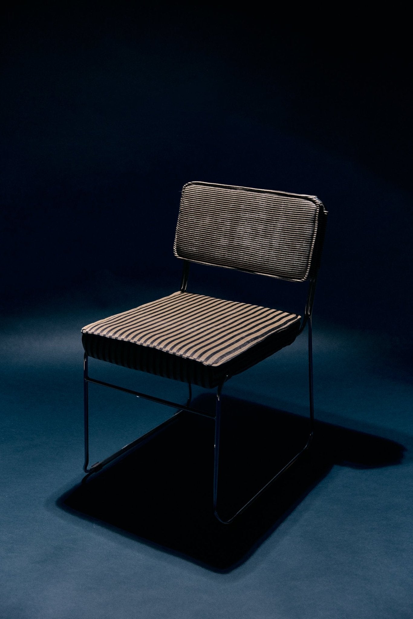 Endless dining chair: stripe, monochrome von HKliving