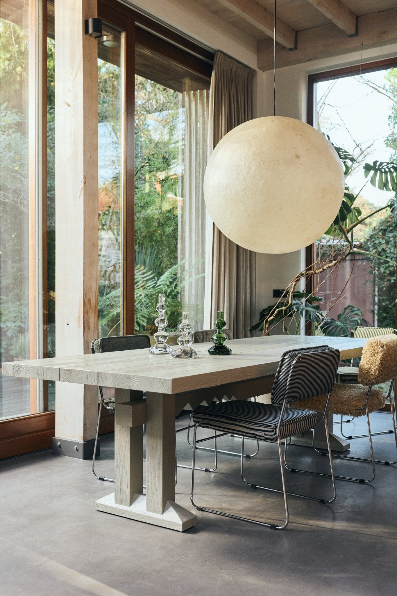 Endless dining chair: stripe, monochrome von HKliving