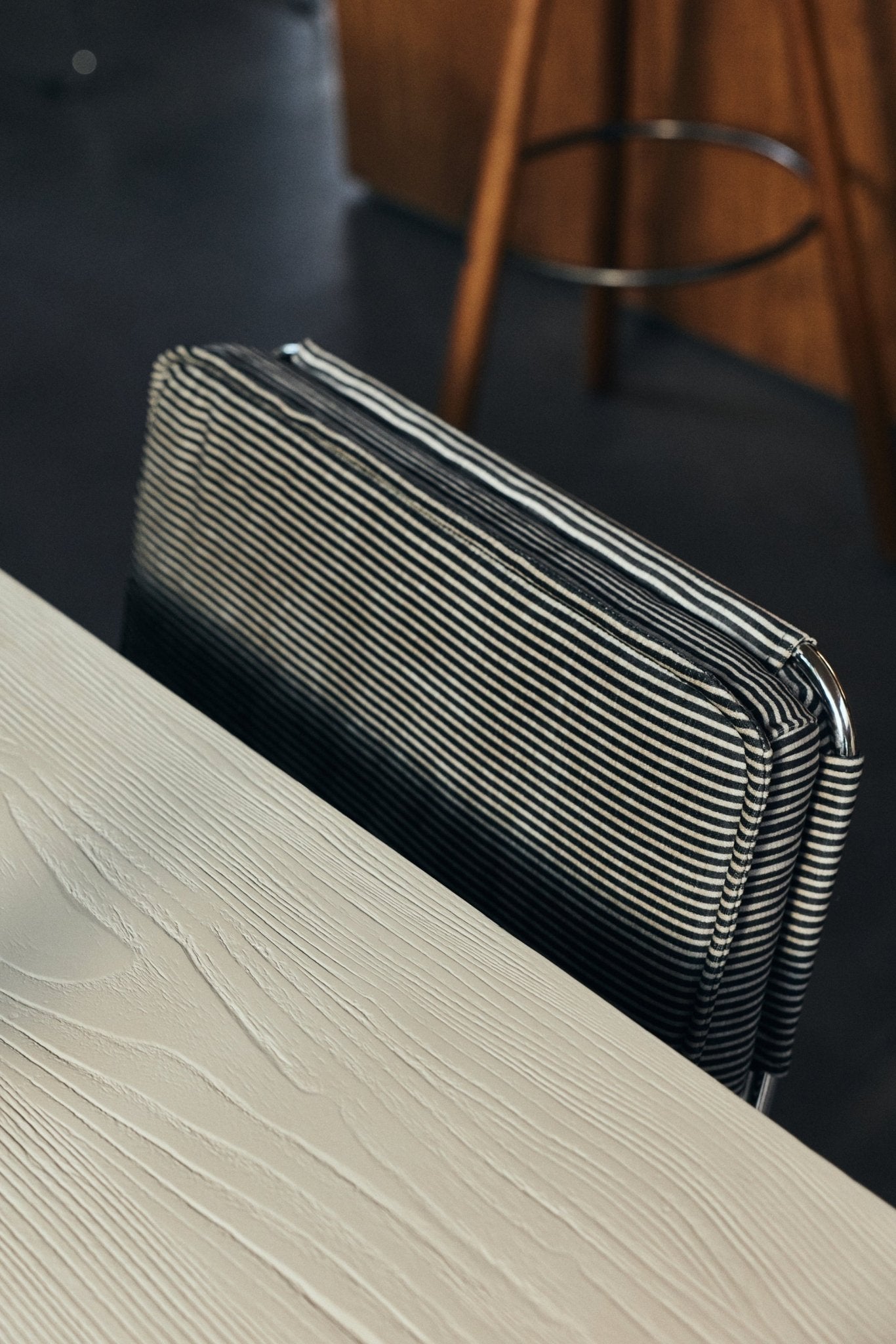 Endless dining chair: stripe, monochrome von HKliving