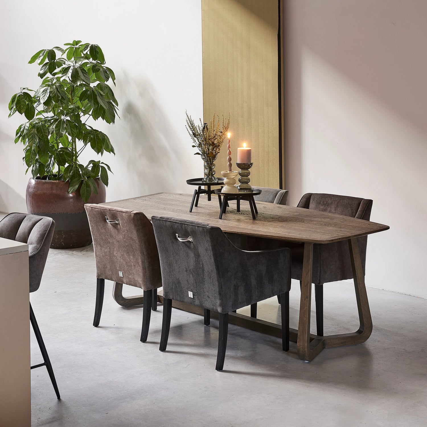 https://dam.dutchinterior.com/riviera-maison/collection/tafels/455360/1920/455360-6.webp