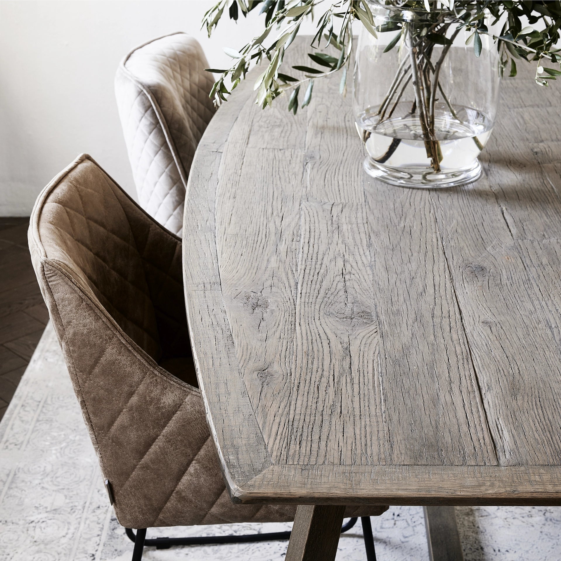 https://dam.dutchinterior.com/riviera-maison/collection/tafels/455360/1920/455360-7.webp