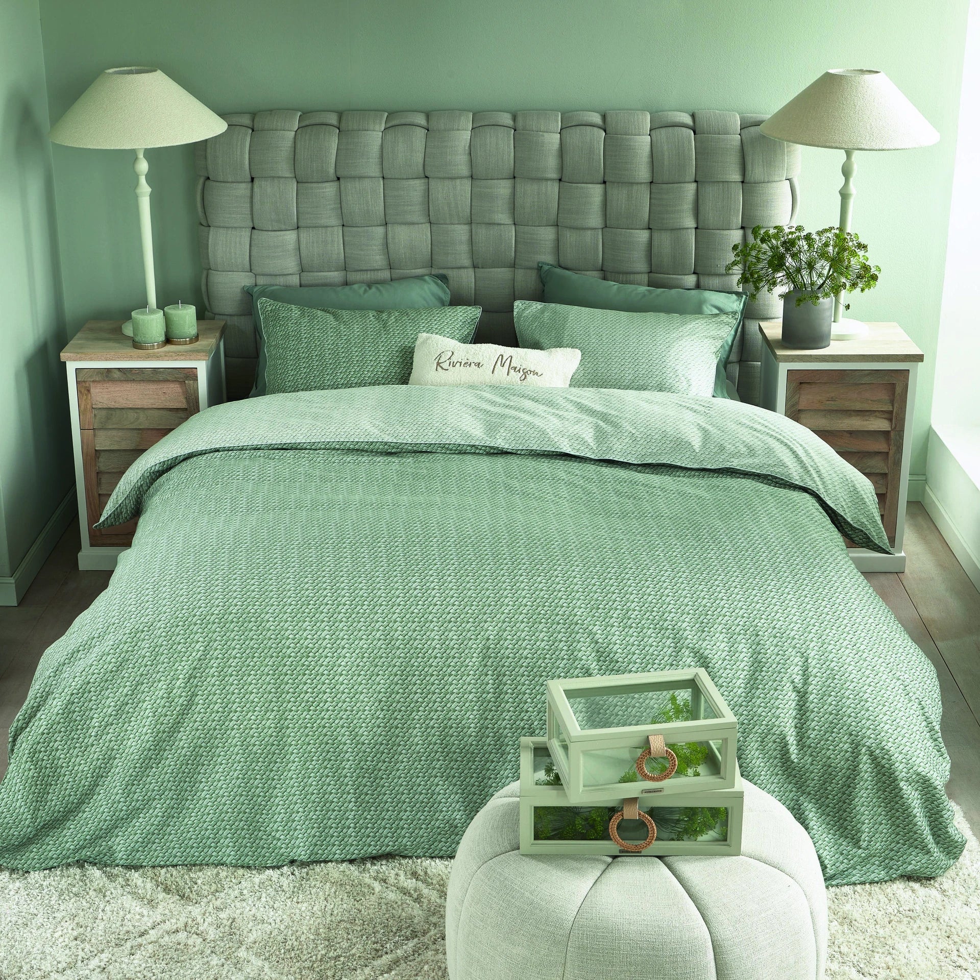 Pacifica Bed Cabine, right