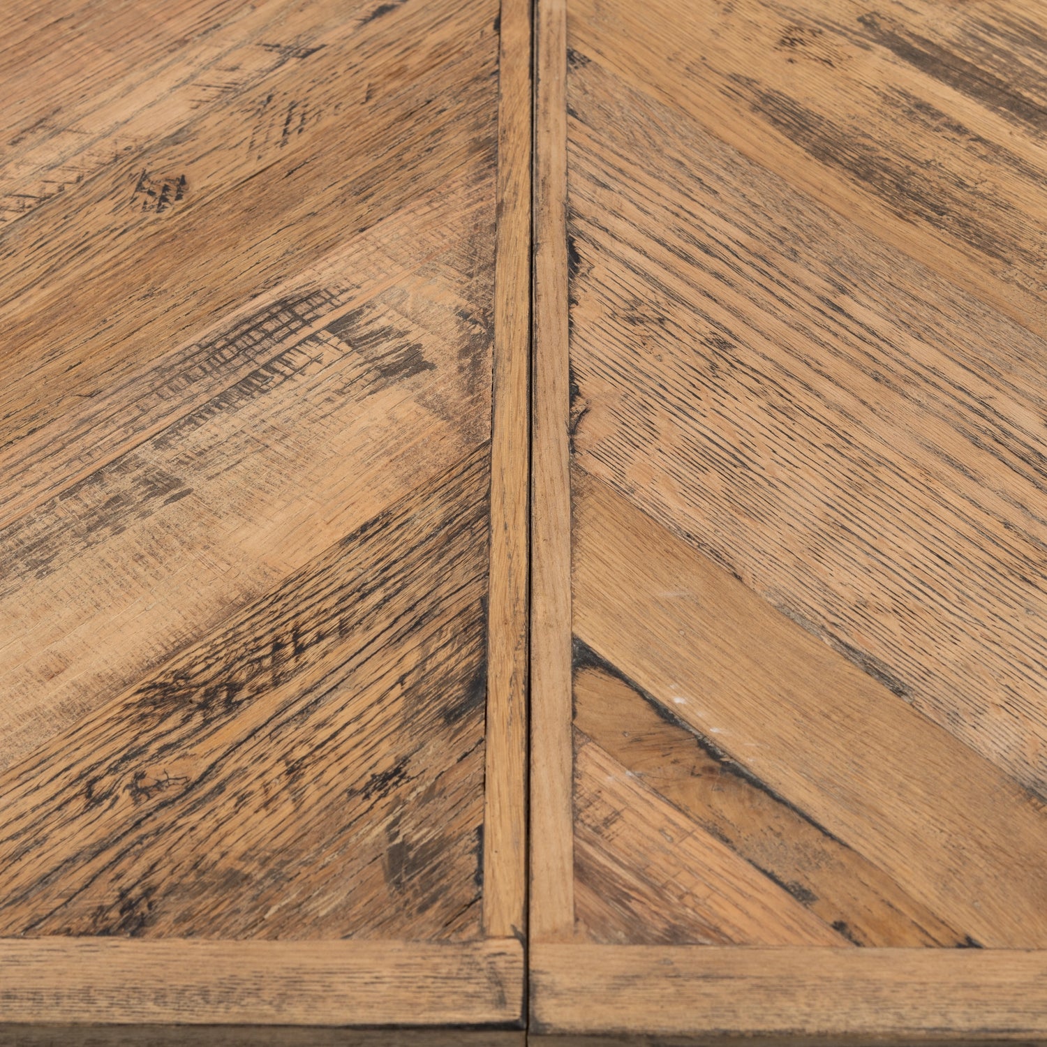 https://dam.dutchinterior.com/riviera-maison/collection/tafels/484480/1920/484480-5.webp