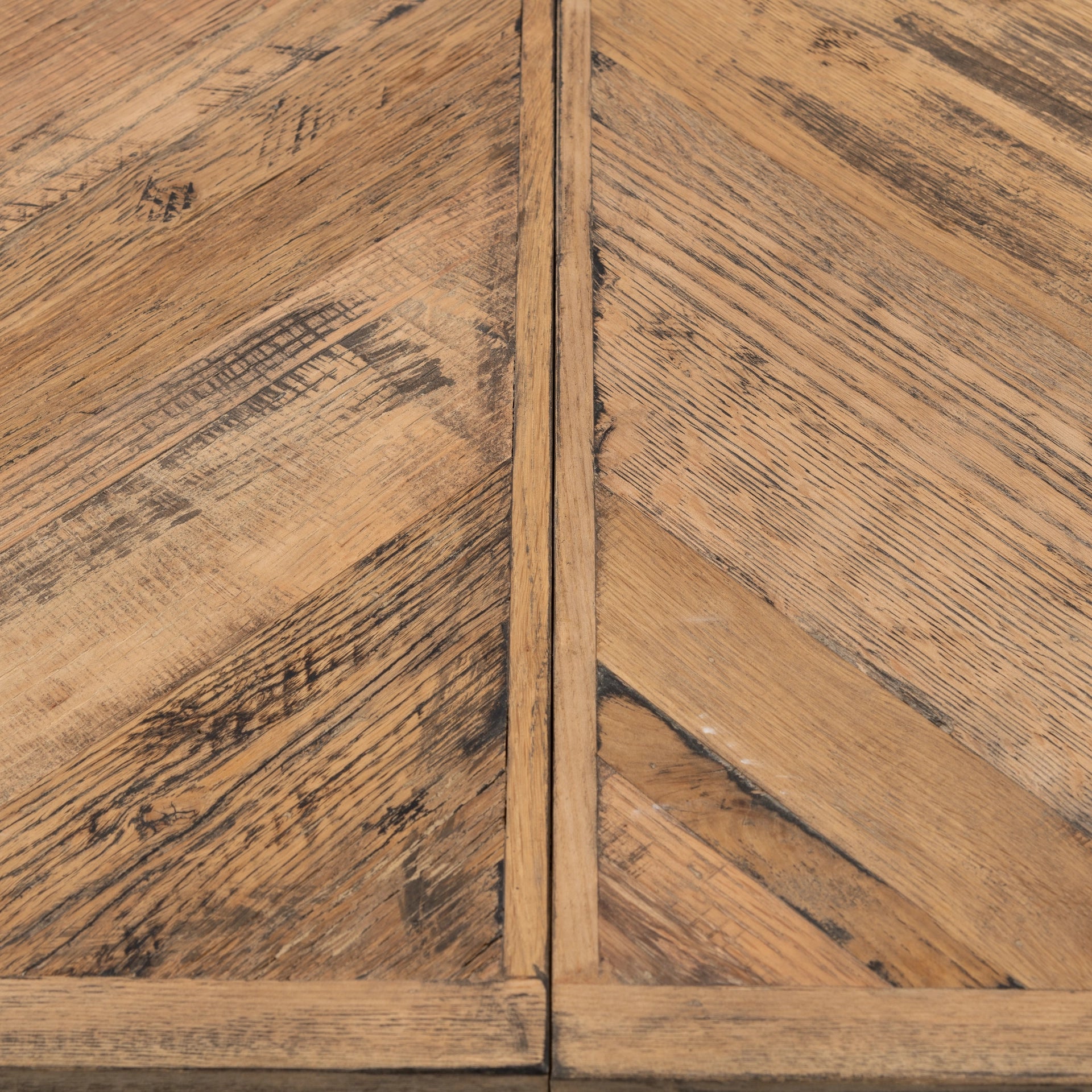 https://dam.dutchinterior.com/riviera-maison/collection/tafels/484480/1920/484480-5.webp