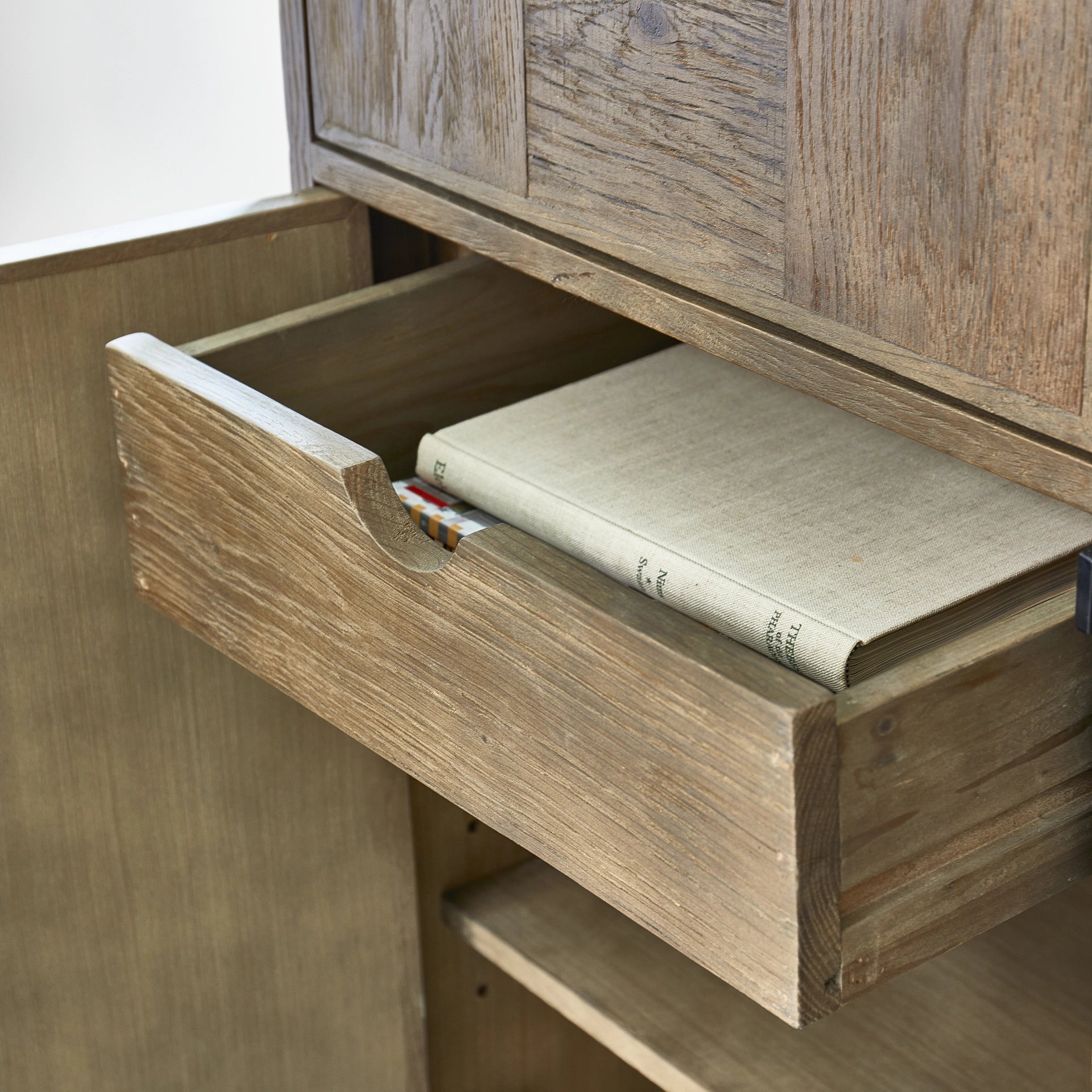 https://dam.dutchinterior.com/riviera-maison/collection/kasten/503610/1920/503610-7.webp