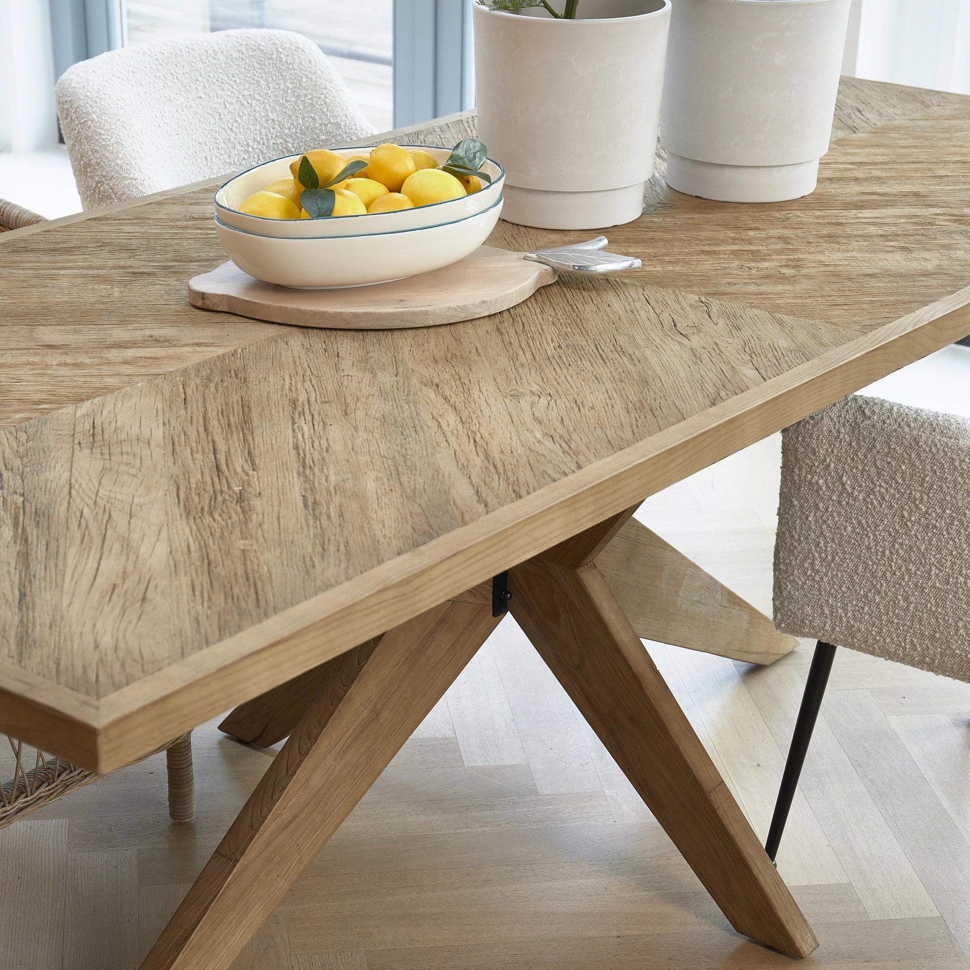 https://dam.dutchinterior.com/riviera-maison/collection/tafels/532930/1920/532930-5.webp