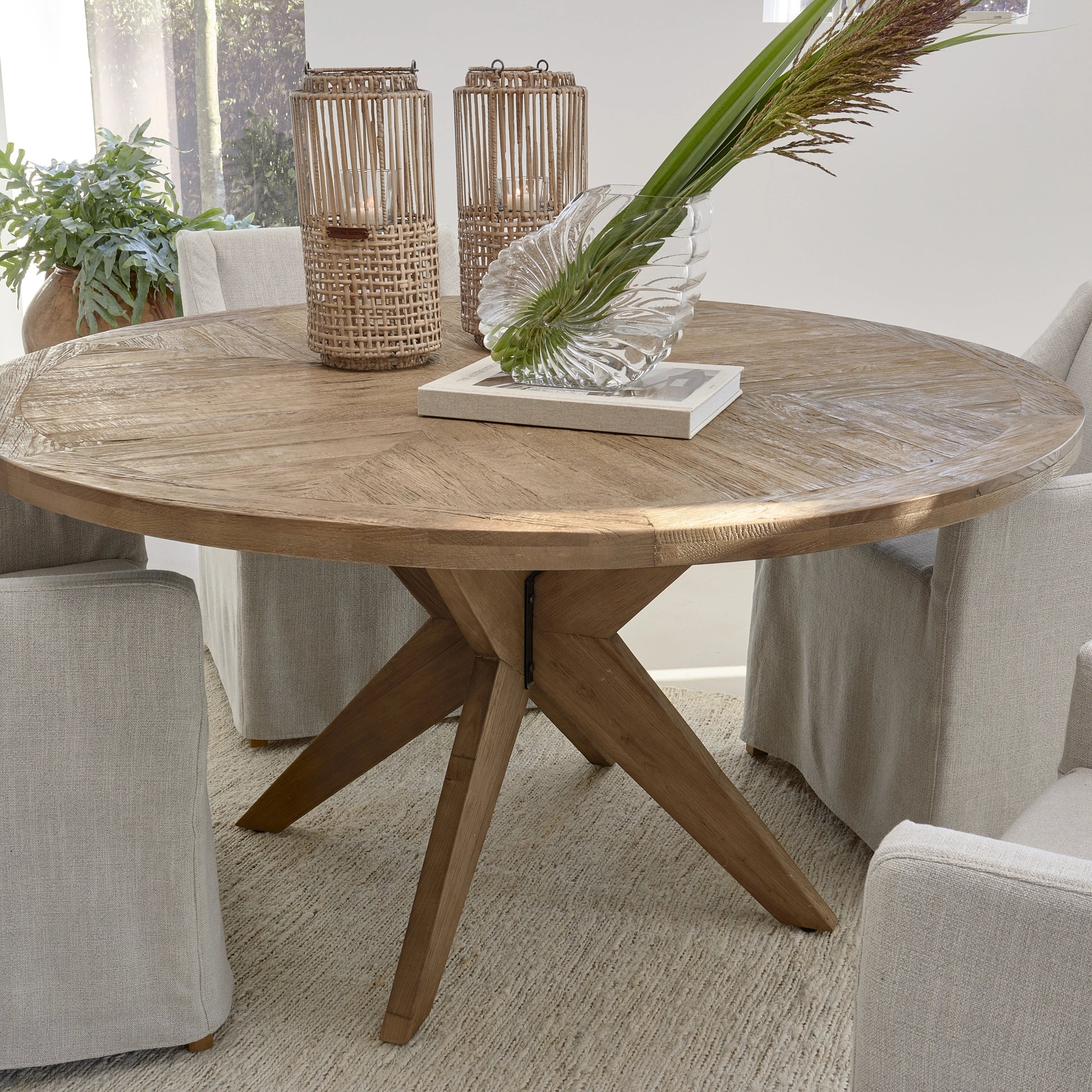 https://dam.dutchinterior.com/riviera-maison/collection/tafels/532940/1920/532940-1.webp