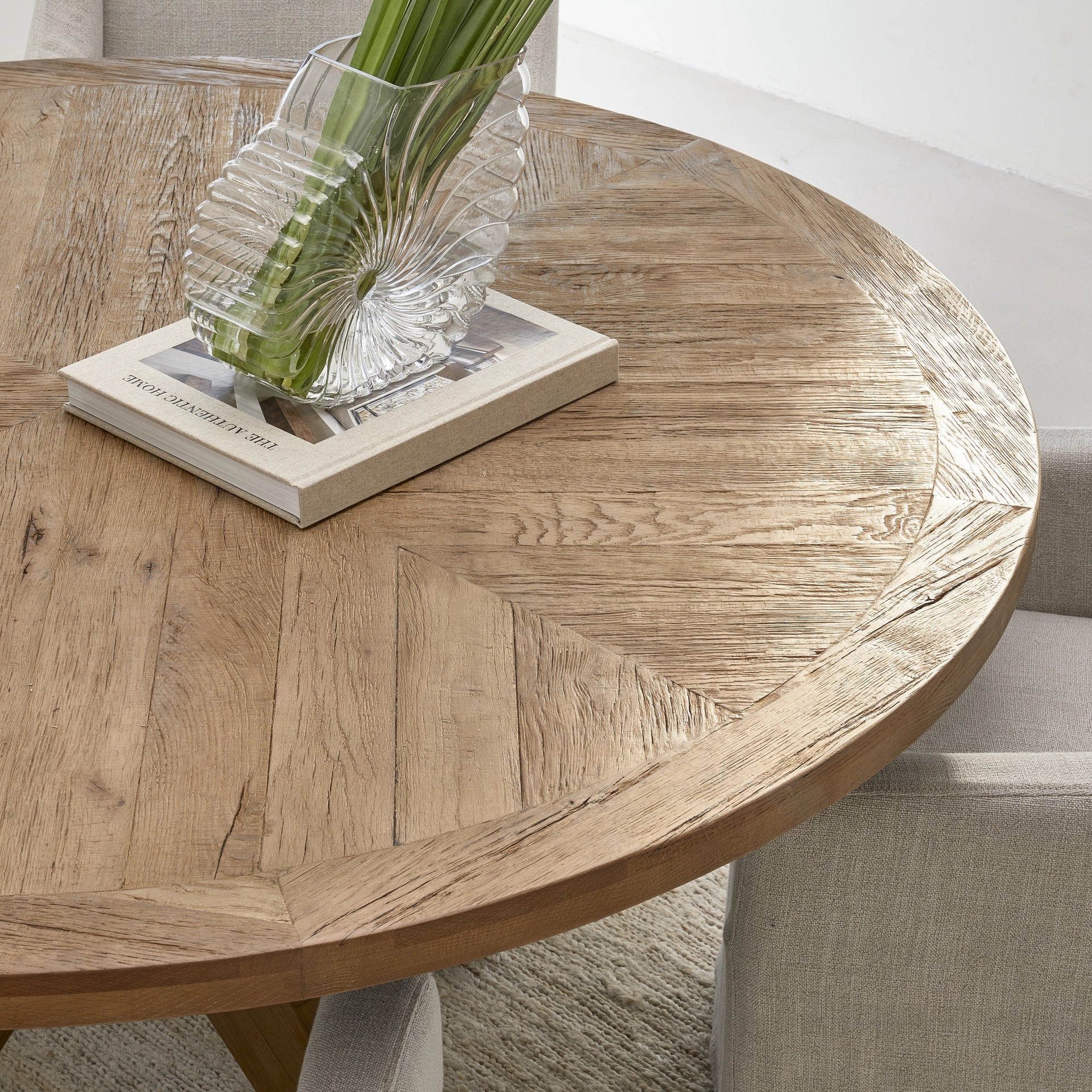 https://dam.dutchinterior.com/riviera-maison/collection/tafels/532940/1920/532940-6.webp