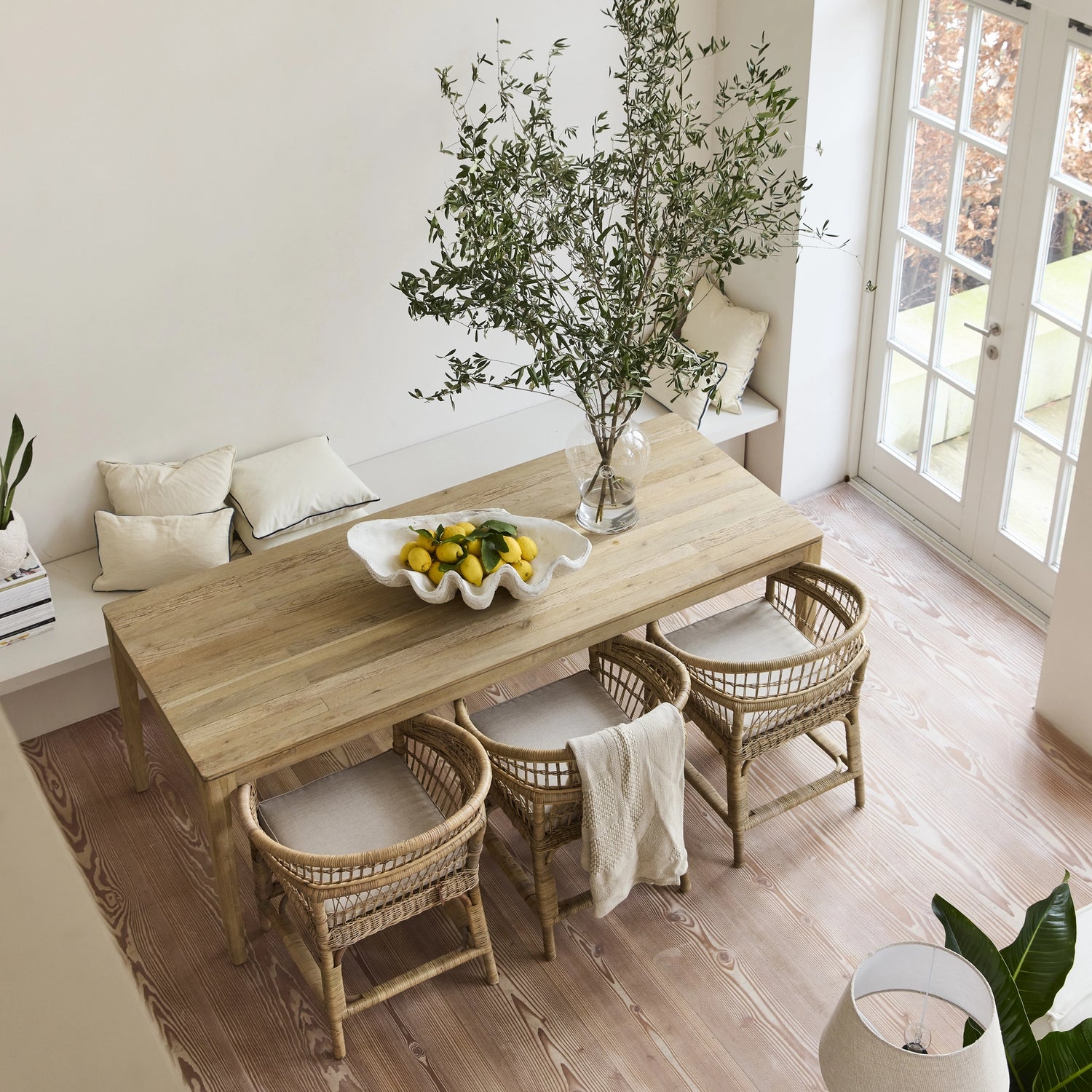 https://dam.dutchinterior.com/riviera-maison/collection/tafels/543810/1920/543810-5.webp
