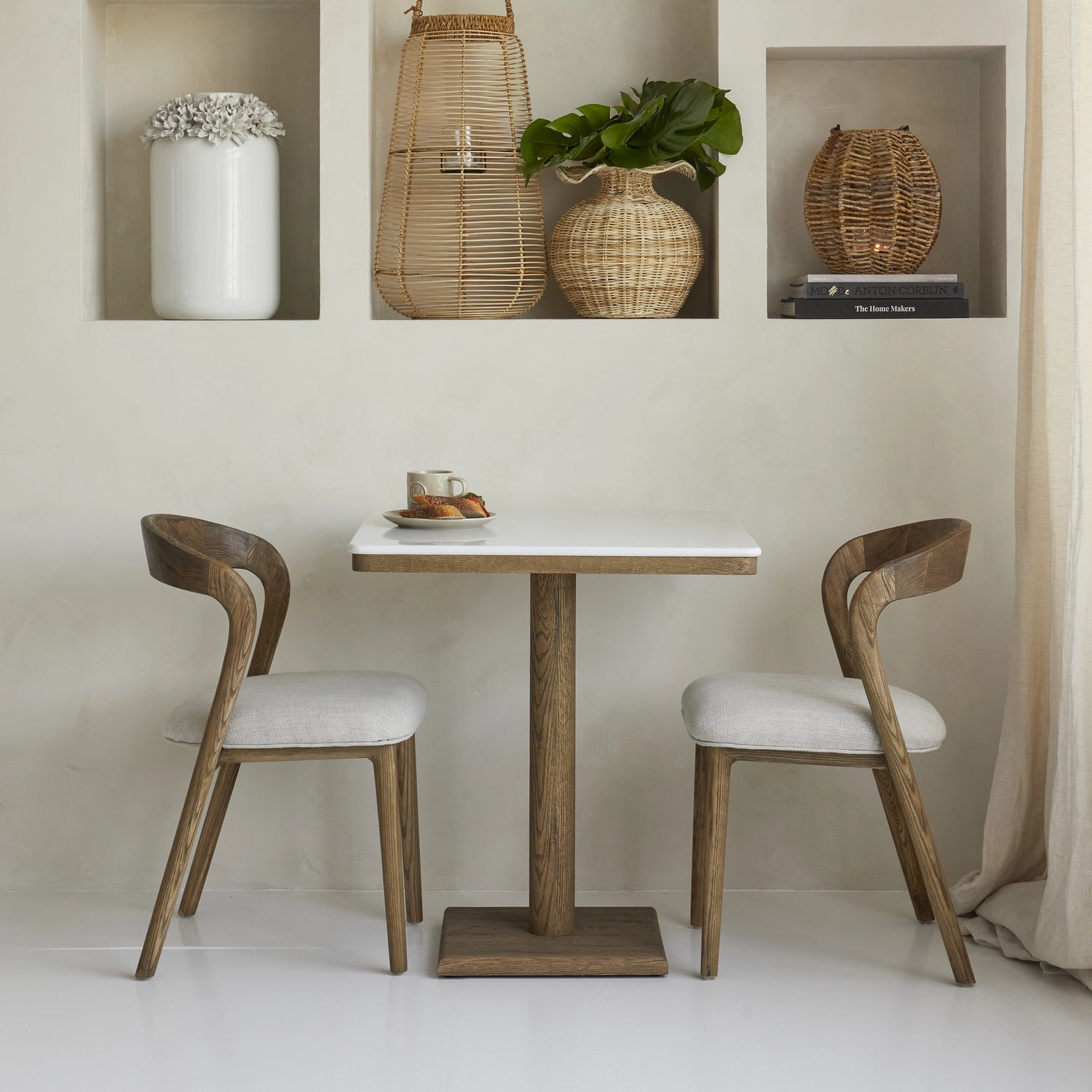 https://dam.dutchinterior.com/riviera-maison/collection/stoelen-bankjes/562120/1920/562120-7.webp