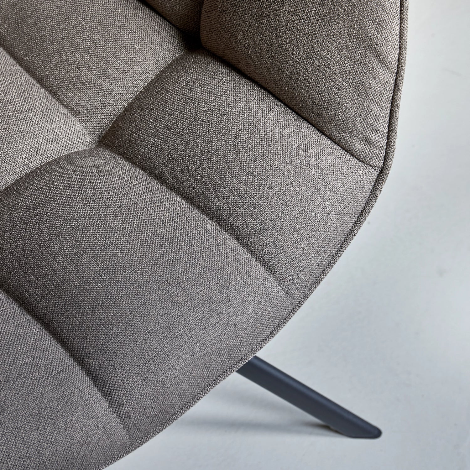 Stuhl Carnaby DAC Turn Leg DarkTaupe von Rivièra Maison