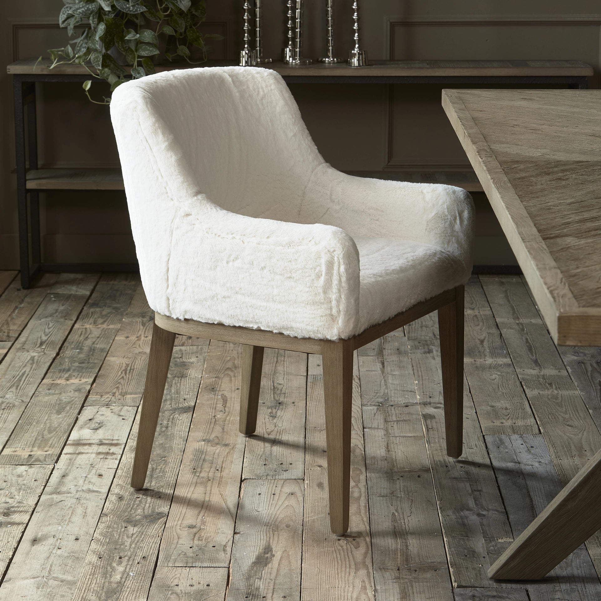 https://dam.dutchinterior.com/riviera-maison/collection/stoelen-bankjes/9739001/1920/9739001-1.webp