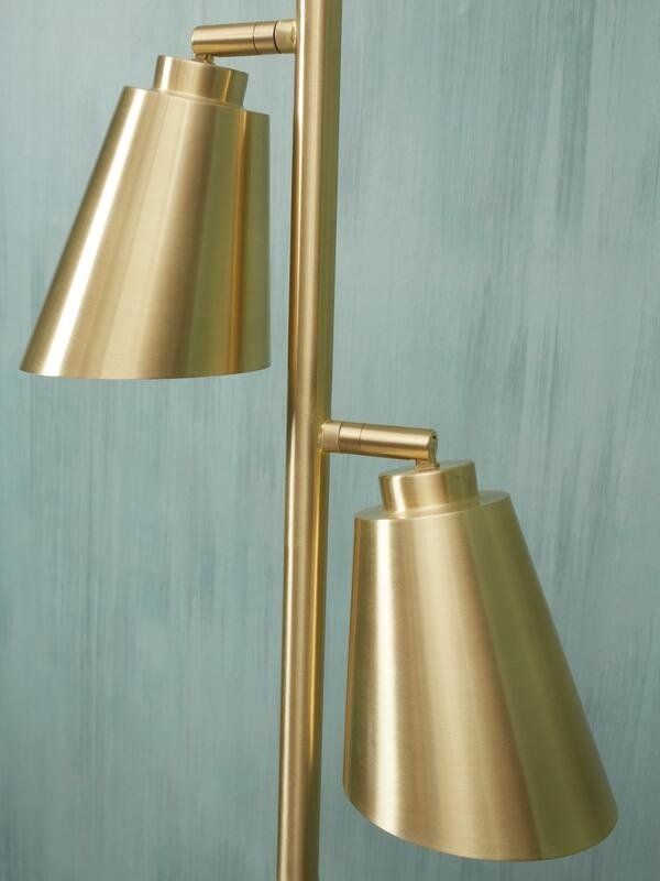 https://cdn.webshopapp.com/shops/321911/files/393383795/600x800x2/its-about-romi-its-about-romi-vloerlamp-bremen-gou.jpg
