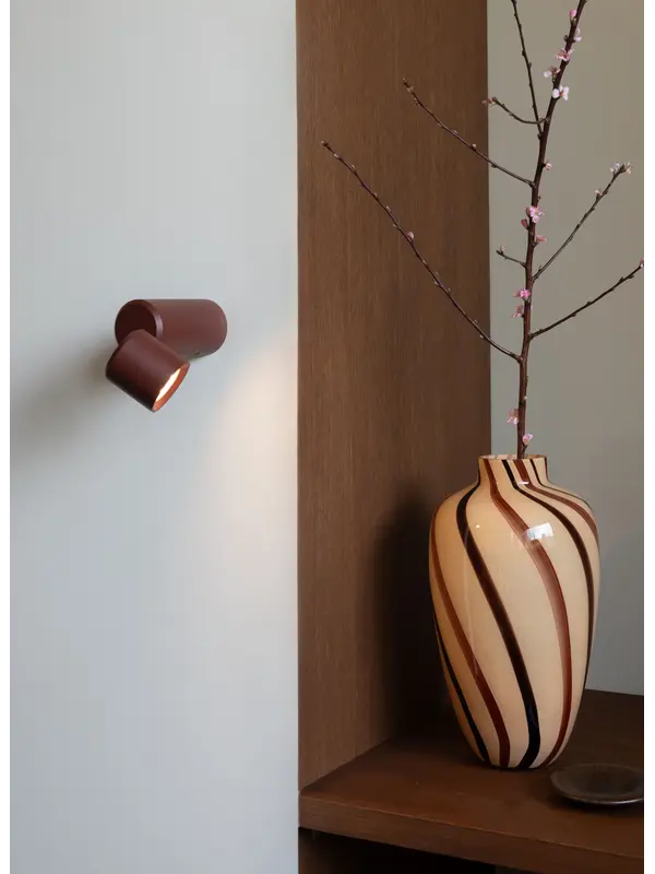 https://cdn.webshopapp.com/shops/321911/files/488030341/600x800x2/its-about-romi-its-about-romi-wand-tafellamp-milan.jpg